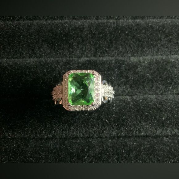 Stunning Green Emerald Cut Fashion Ring with Halo  Size 7, 8, 10 - Picture 6 of 8